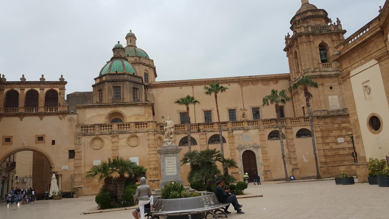 Casa Turismo "Madonna Del Paradiso" マツァーラ・デル・ヴァッロ エクステリア 写真